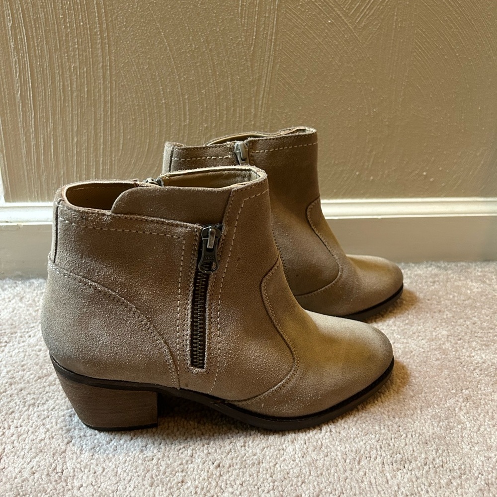 Earth Women's Beige Ankle Booties